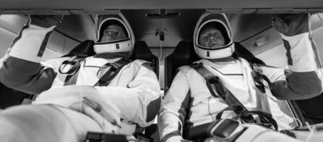 4.4SpaceX 发布载人龙飞船内部照片,计划 5 月升空