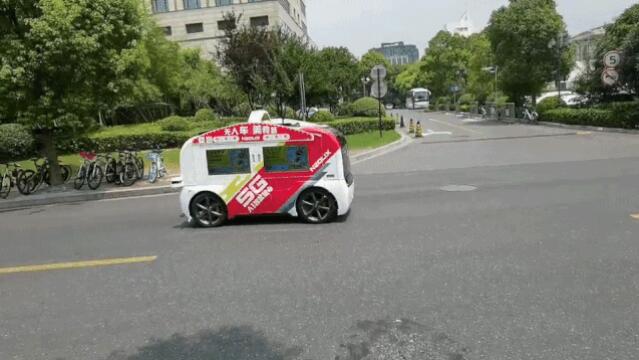 自动驾驶“无人餐车”亮相上海街头